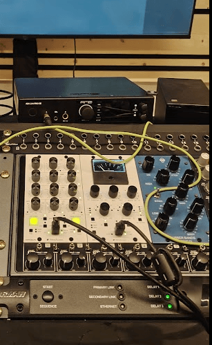 Steam Masterings Cranborne Audio 500 R8 first 6 channels , from left to right, Hyperion, Dione, IGS Rubberbands 500 ME
Also visible the RME ADI 2 4 SE some wall panels, patch bay..